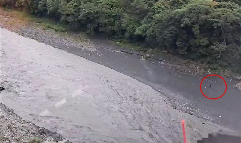 空勤直升機前往沙洲搜索,發現受困的2名泛舟男子。(圖/翻攝畫面)