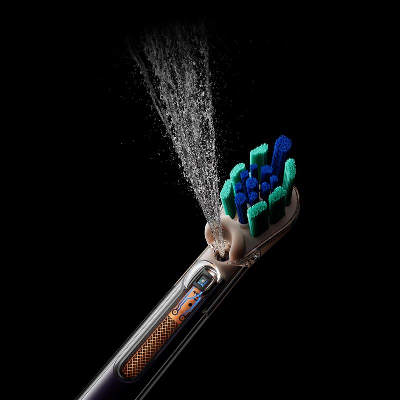 Dyson CameraJet™反重力膠囊水箱採用醫療級矽膠打造可擴張式隔膜設計，透過空氣擠壓維持水柱穩定，無論直立、傾斜或倒置，皆能實現全角度精準噴射，讓漱口自然融入刷牙流程。（圖／品牌業者提供）