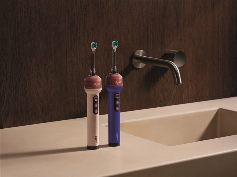Dyson CameraJet™微鏡噴射電動牙刷9月1日正式在台上市，推出「粉霧玫瑰」與「極光曜藍」兩款配色。（圖／品牌業者提供）