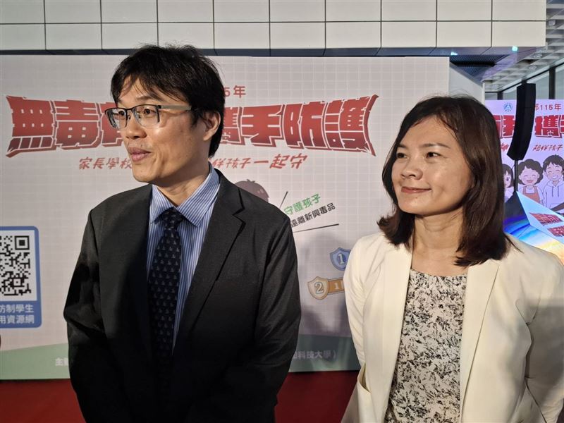 教育部次長朱俊彰與教育部學生事務及特殊教育司司長蔡宜靜表示,校園毒品唾液快篩並非普篩。(圖/記者周佩怡攝影)