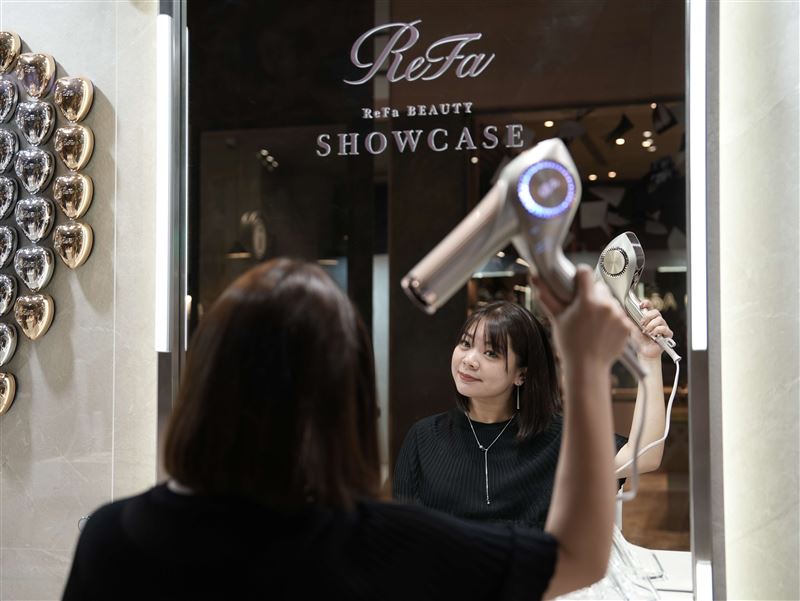 ReFa快閃櫃設有體驗專區，陳列有預購中的ReFa STRAIGHT IRON PRO與全系列美髮產品，提供一站式試用與沉浸體驗。（圖／品牌業者提供）