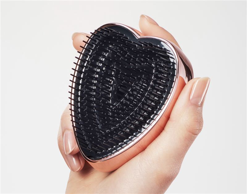 ReFa HEART BRUSH愛心梳採用獨特三段式梳齒結構，結合解結與撫平毛鱗片雙重功能，梳理同時賦予秀髮滑順光澤。（圖／品牌業者提供）