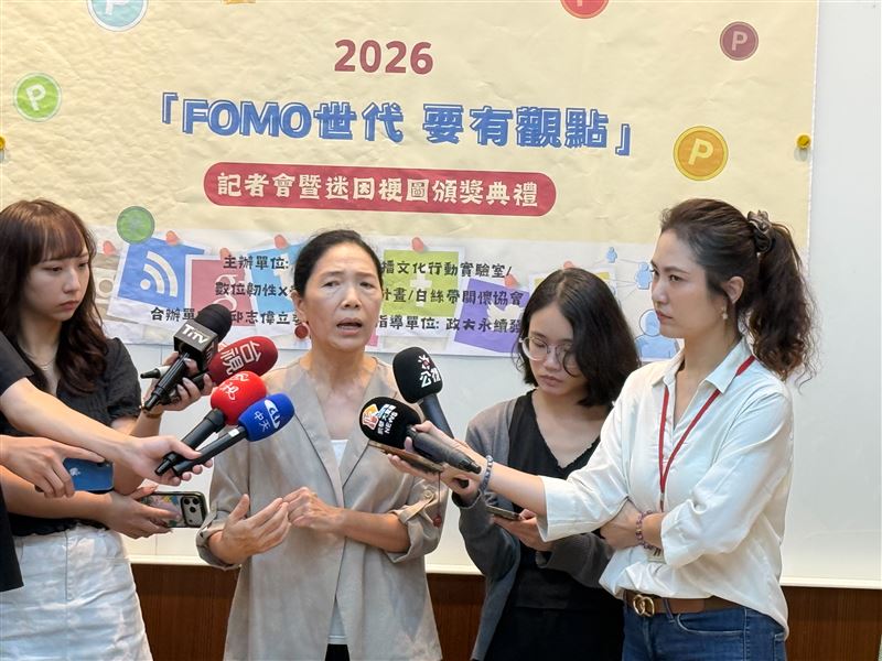 政治大學與白絲帶關懷協會當天發表《FOMO世代台灣青少兒數位韌性與上網趨勢報告》，博士黃葳威提出「POINT」五項數位韌性框架（圖／記者李育道攝影）