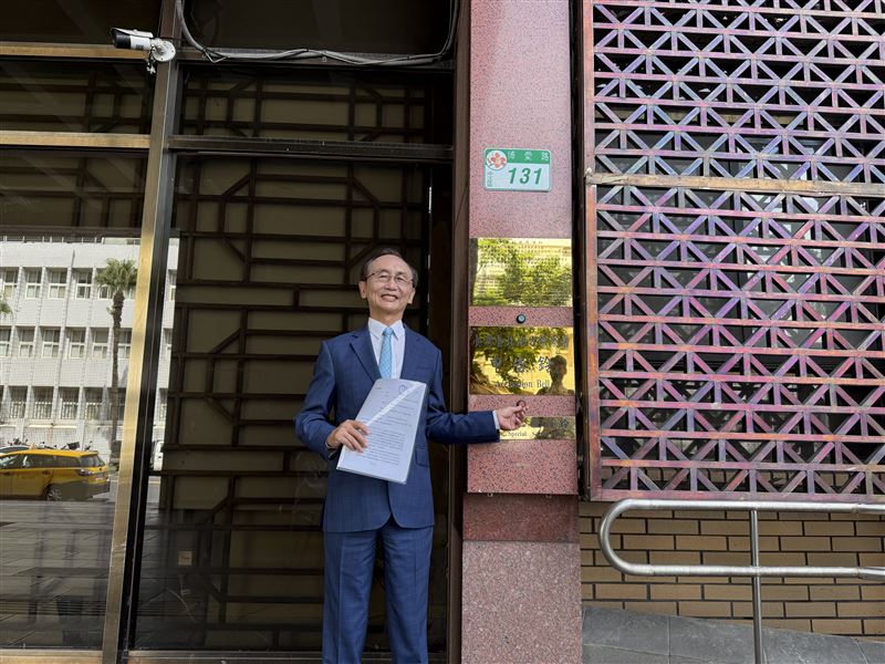 吳子嘉赴北檢告發鄭朝方、鄭永金、葉力誠、鄭永金兒子鄭朝瀚、中華民國地政士公會全國聯合會前理事長王進祥涉嫌逃漏稅、偽造文書。（圖／翻攝畫面）