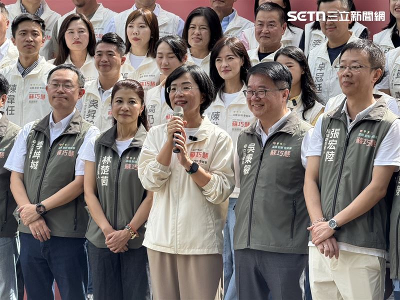 民進黨新北市長參選人蘇巧慧率領「新北隊」小雞前往新北市選委會登記參選（圖／記者劉秀敏攝影）