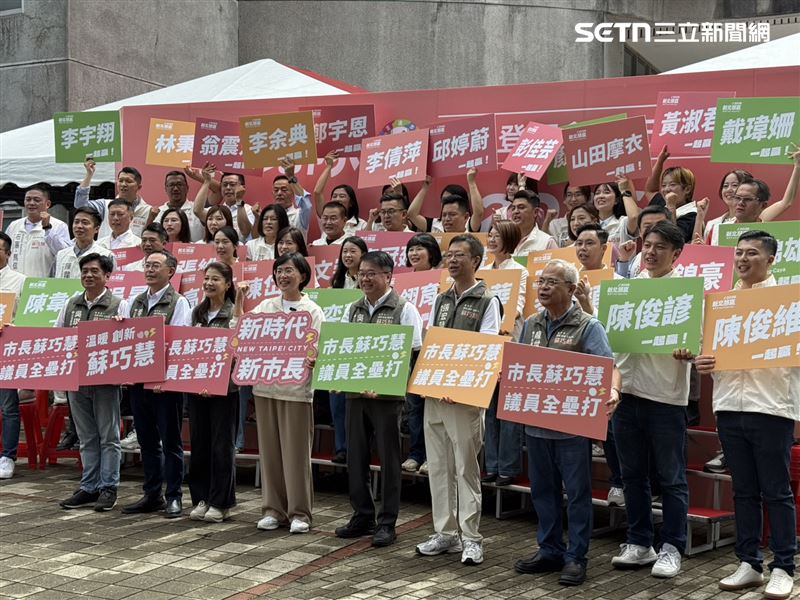 民進黨新北市長參選人蘇巧慧率領「新北隊」小雞前往新北市選委會登記參選（圖／記者劉秀敏攝影）