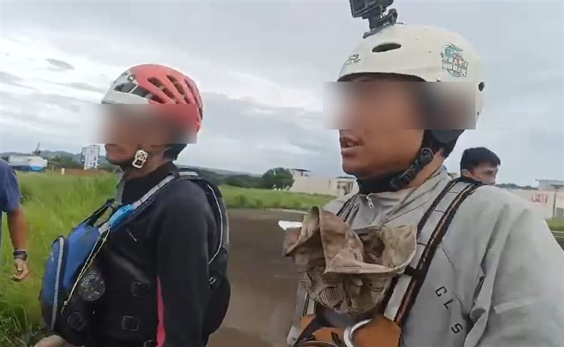 兩人承諾會到伍姓消防員靈前向家屬道歉致意。(圖/翻攝畫面)