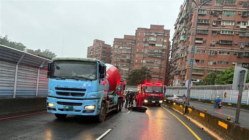 65歲騎士自摔滾進混凝土車底　險遭輾喪命