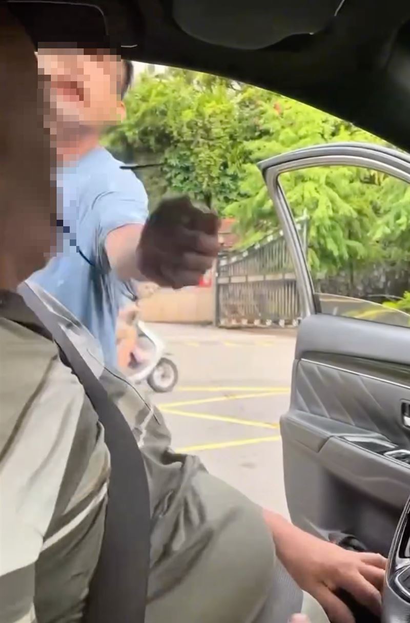 藍衣男直接將車門打開,甚至動手摘掉老翁的眼鏡。(圖/翻攝自threads@casun_faki))