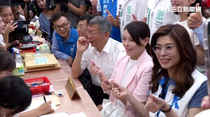 鄭麗文跟柯文哲合體,陪高虹安登記參選(圖/翻攝畫面)