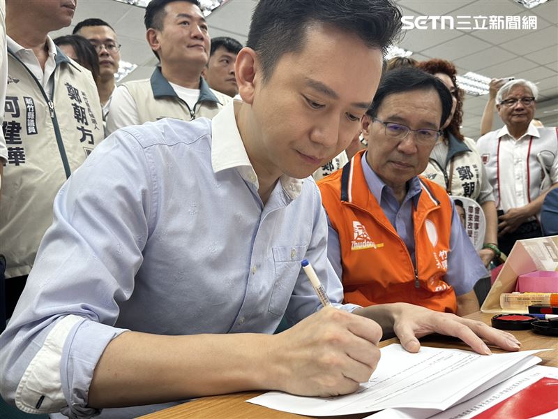 鄭朝方登記登記時一度因資料有缺漏「卡關」。(圖/記者羅欣怡攝影)