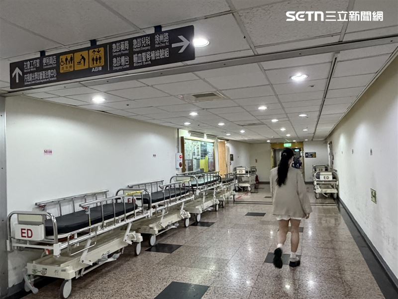 台大醫院今日急診現況「大廳清空」、多數病床無患者。(圖/記者簡浩正攝影)