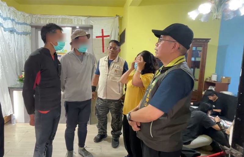 伍姓消防員媽媽悲痛表示,希望泛舟團其他成員也要到兒子靈堂前道歉,讓死者安心。(圖/翻攝畫面)