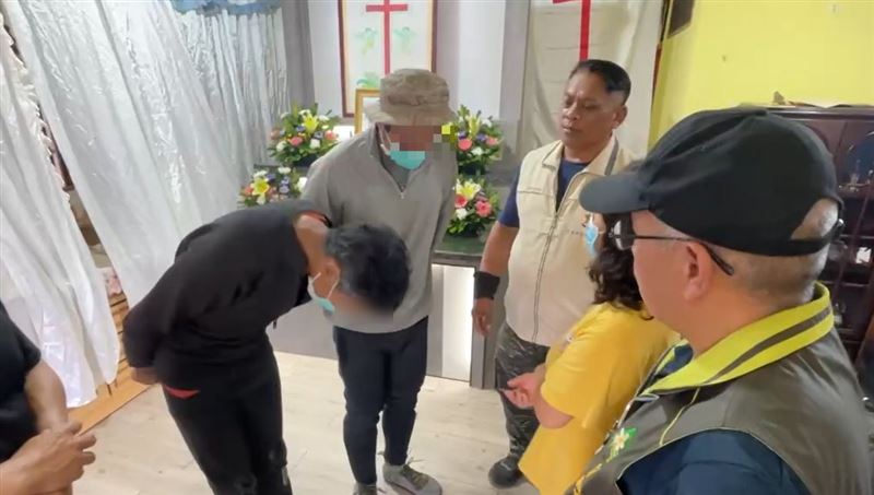 泛舟受困獲救奔靈堂　向殉職勇消鞠躬致歉