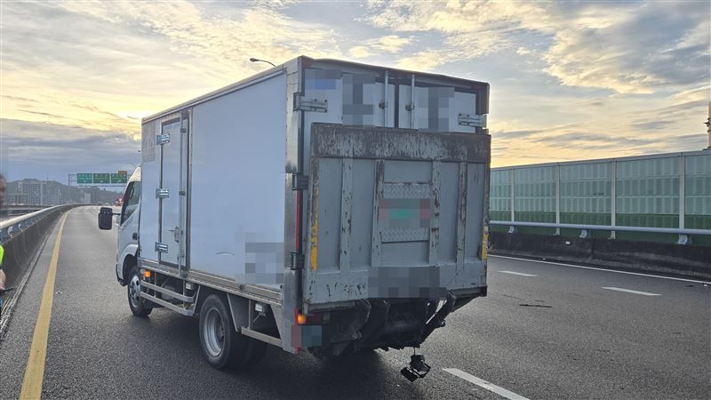 小貨車司機疑似分心釀禍。(圖/翻攝畫面)