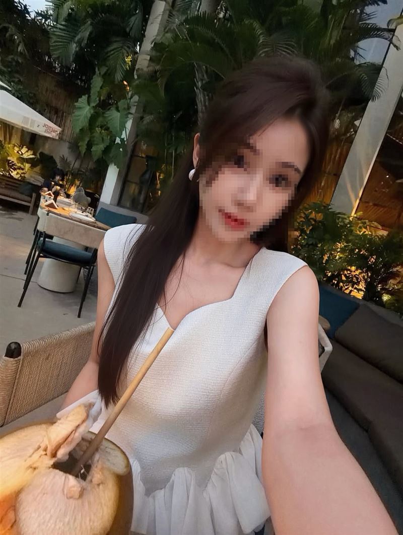 許湘綺曬出在越南住五星級豪華酒店,爽吃牛排、喝酒的照片。(圖/翻攝自臉書)