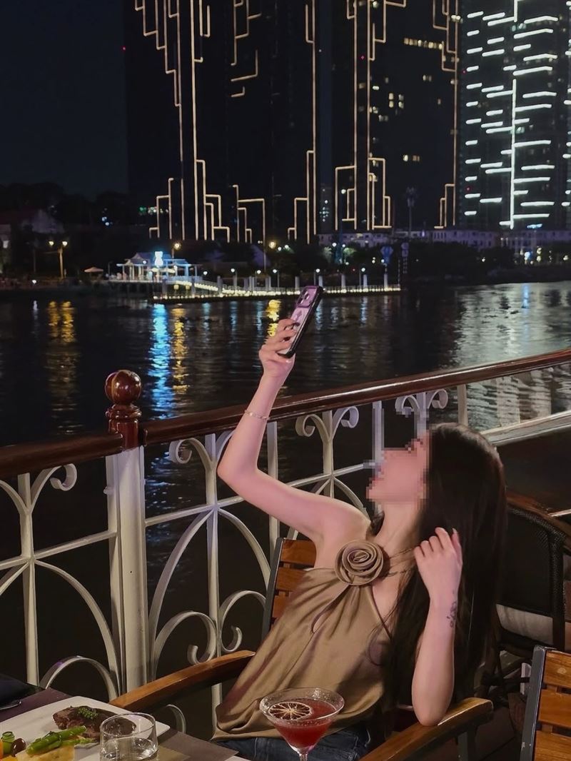 許湘綺經常搭著商務艙到各地旅遊,過著相當奢華的生活。(圖/翻攝自臉書)