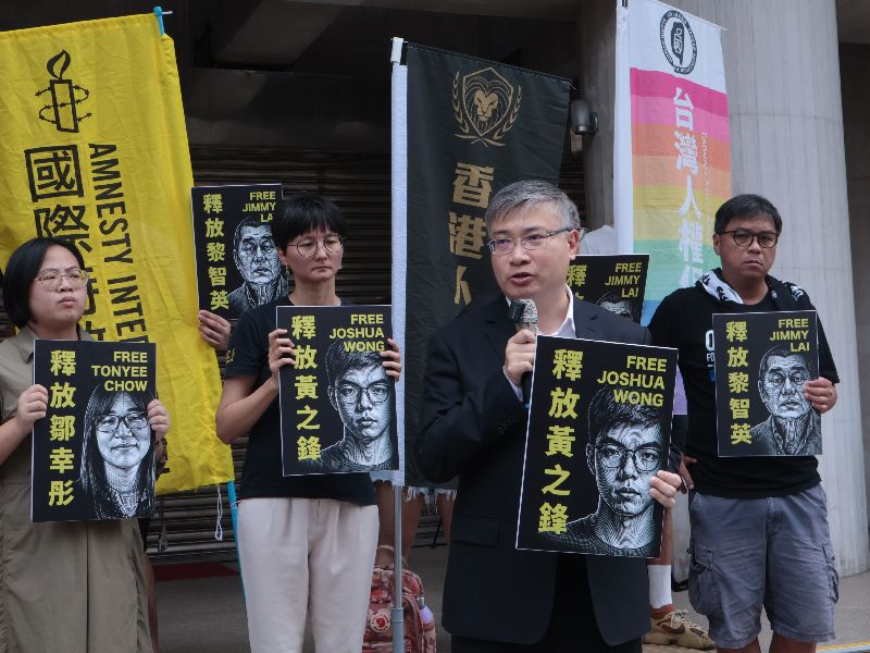 台灣多個民團2日上午在立法院群賢樓外聲援香港民主運動人士黃之鋒，訴求撤銷對黃之鋒串謀勾結外國或者境外勢力危害國家安全罪等控罪。民間司改會執行長李明洳（左起）、國際特赦組織台灣分會秘書長邱伊翎、台灣香港協會理事長桑普、台灣人權促進會資深研究員施逸翔等團體代表出席