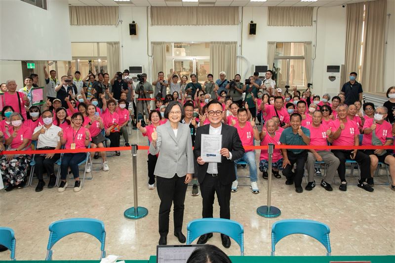 前總統蔡英文陪同民進黨基隆市長參選人童子瑋登記參選,並正式公佈由蔡英文接任競總主委(圖/童子瑋競總提供)