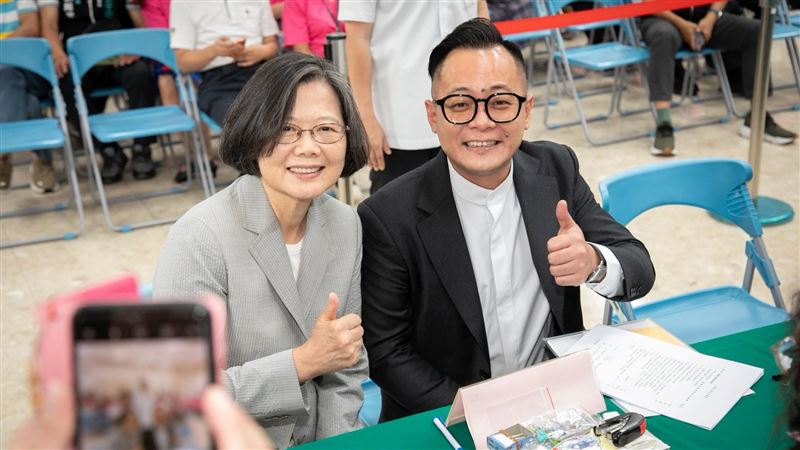 陪童子瑋登記參選基隆　蔡英文確定任主委