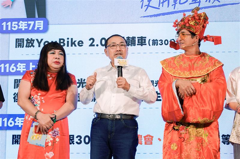 侯友宜市長表示,新北敬老卡明年下半年,一半點數就可以購物了。(圖/新北市政府提供)