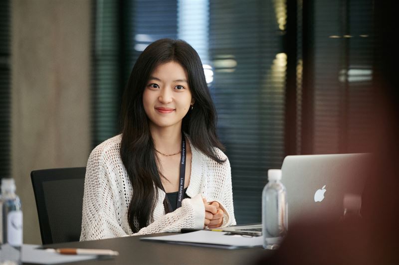 孫千兼具少女御姐氣質。(圖/Netflix提供)