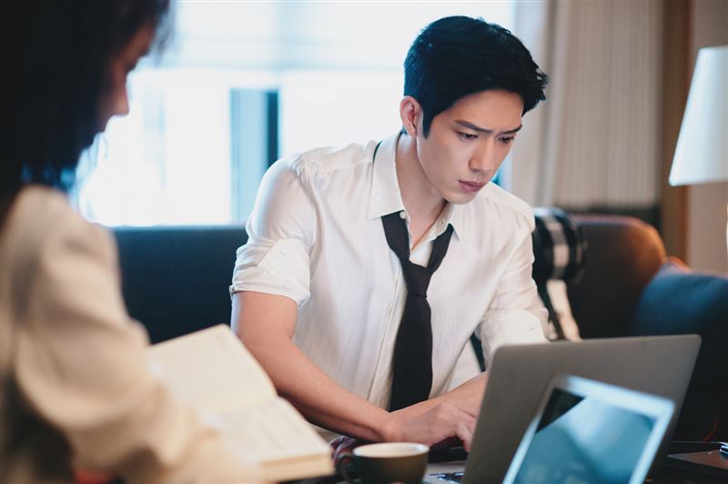 井柏然為戲苦健身,還為劇組帶來很多自己的私服。(圖/Netflix提供)