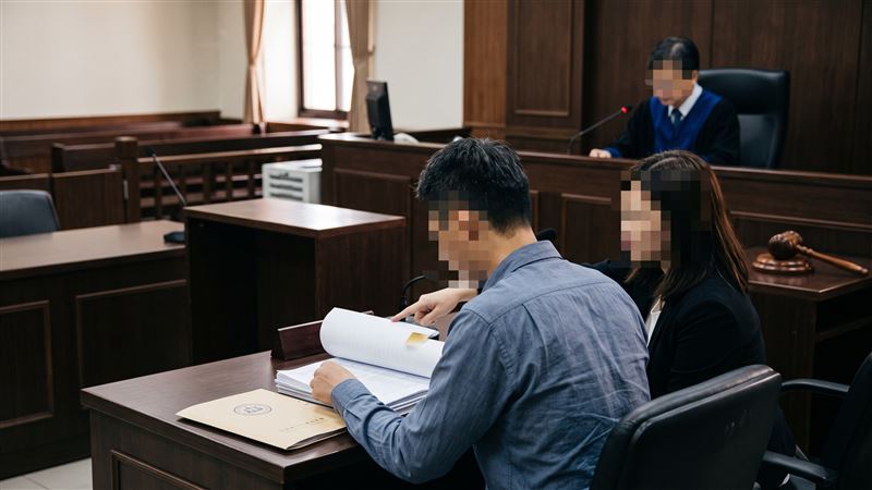 台灣男子透過友人牽線娶了大陸籍女子,妻子以依親名義來台灣工作,卻因非法工作遭強制遣送出境,就未再來台。(示意圖/AI製圖)