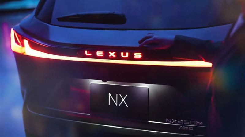 尾燈重新設計,保留貫穿式尾燈。(圖/翻攝Lexus網站)