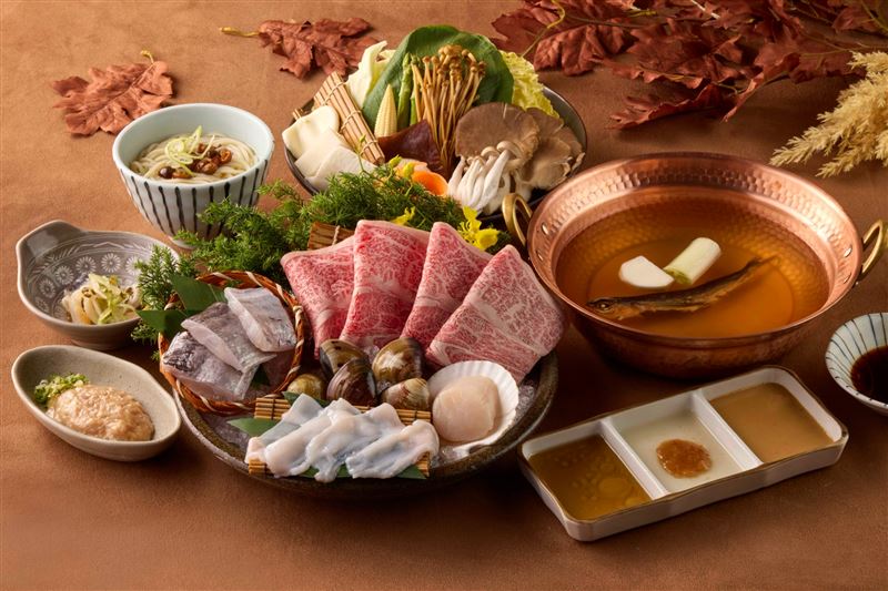 黑毛屋本家於9月1日至11月30日推出秋季限定「飛魚旨湯鍋」。(圖/品牌業者提供)