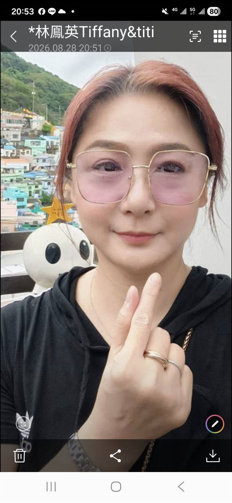 林鳳英隨身攜帶馬克的婚戒、照片、頭髮如同物在人在。(圖/本人提供)