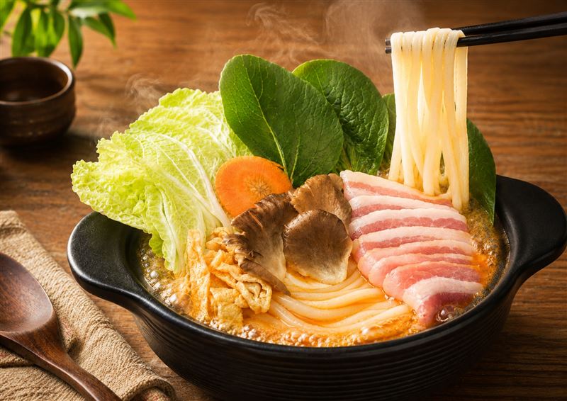 台北誠品西門獨家推出的麻辣牛奶鍋燒烏龍麵。(圖/品牌業者提供)