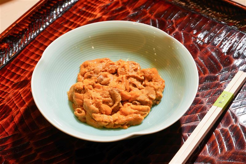 全台唯一熊本天草天然赤海膽現身鮨水仙。(圖/品牌業者提供)