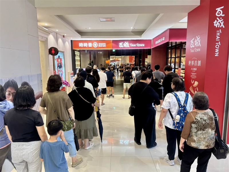 瓦城及時時香自開幕以來便吸引不少消費者前來嚐鮮,開幕當天訂位全滿,首個週末午、晚餐熱門時段更湧現候位人潮;其中,瓦城假日翻桌率更逾5次。(圖/品牌業者提供)