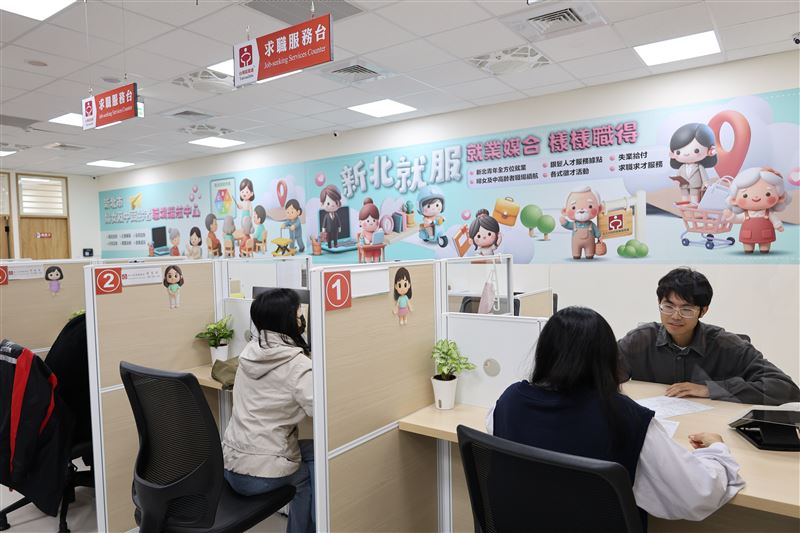 新北勞工局成立就業服務站、婦女及中高齡職場續航中心、銀髮人才服務據點,建構「全齡就業支持」。(圖/新北市政府提供)