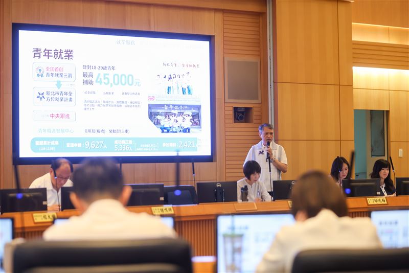 新北市勞工局長陳瑞嘉勞工局今(2)在市政會議進行專題報告,分享8年各項勞工協助作為。(圖/新北市政府提供)