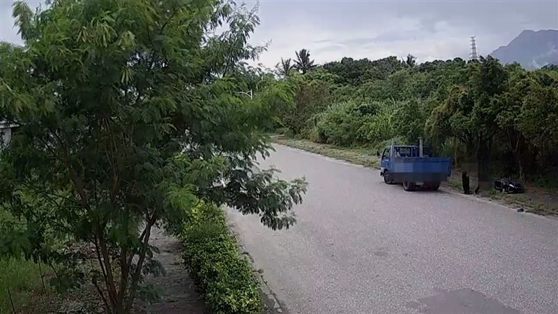 貨車駕駛路過查看,發現傷者是姜姓友人。(圖/翻攝畫面)