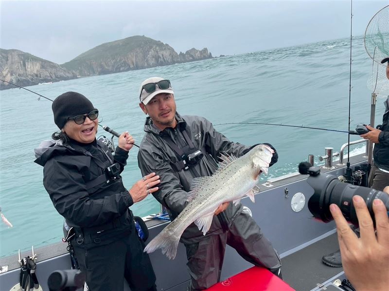 沈文程靠的是多年釣魚經驗,林柏昇KID負責拚體力。(圖/三立提供)
