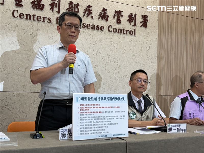 亞東醫院教學部主任暨感染科醫師廖俊星（左）說明安泰淞鶴診所9缺失。（圖／記者簡浩正攝影）