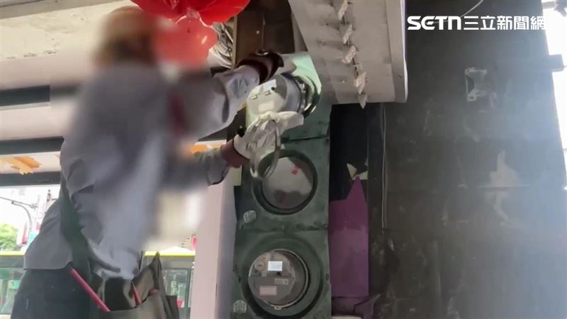 萬華分局結合第三方警政執行斷水斷電作業。(圖/翻攝畫面)