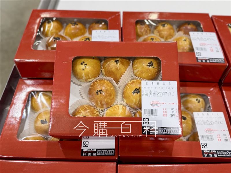 好市多也有賣蛋黃酥,一顆要價約50元。(圖/翻攝自今購百科)