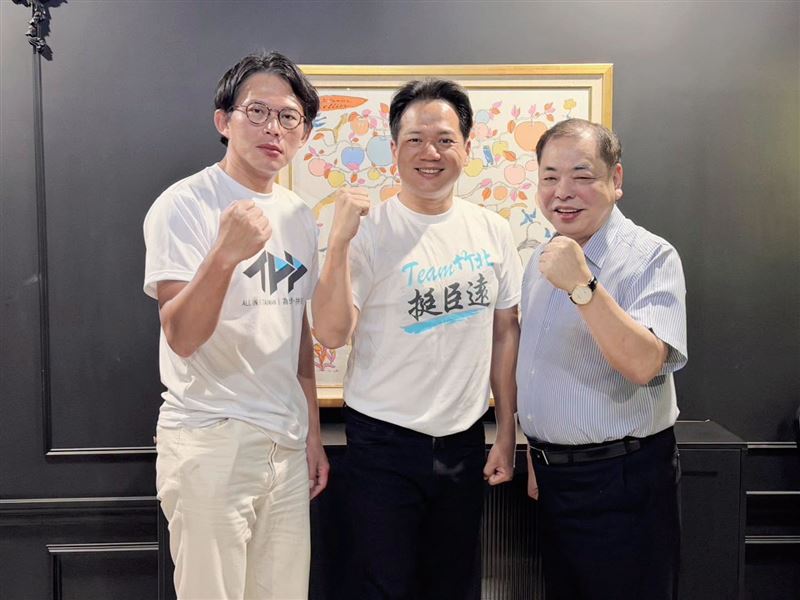 民眾黨主席黃國昌、邱臣遠與新竹縣副縣長陳見賢8月31日合體。(圖/翻攝自邱臣遠臉書)