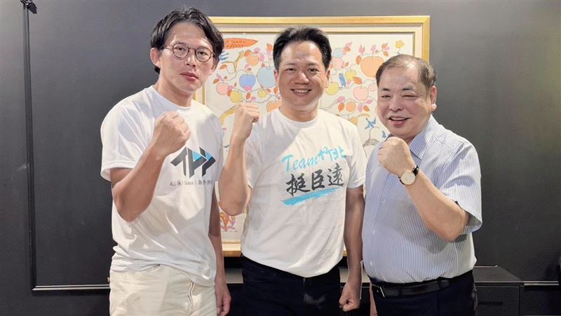 邱臣遠曬陳見賢合體照　談話內容全說了