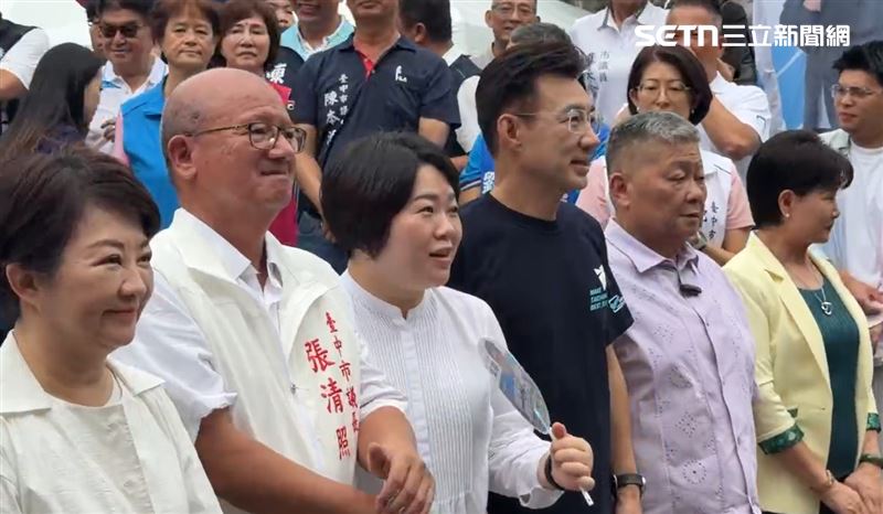 台中市長盧秀燕、江啟臣陪同張清照、顏莉敏等30多位議員登記參選。(圖/翻攝畫面)