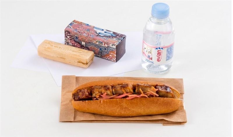 日本越洋航空(JTA)豪華經濟餐新菜色「沖繩炒麵麵包」。(圖/日本越洋航空提供)