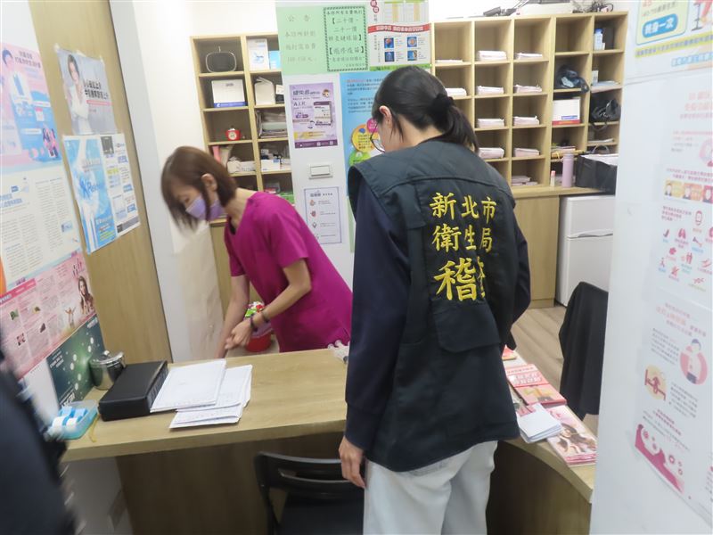新北衛生局派員到安泰安泰淞鶴診所進行稽查。(圖/新北市衛生局提供)