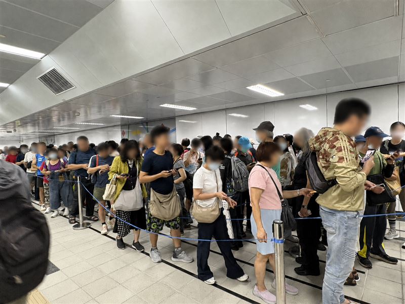 台北捷運信義線東延段廣慈/奉天宮站日前通車,北捷連續4天舉辦「扭蛋抽好禮」活動,今(2)日邁入最後一天,吸引大批民眾爭搶排隊(圖/北捷)