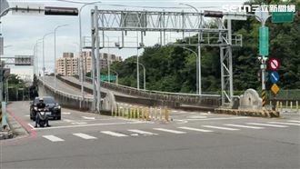 這裡不能走啊！7人「逆向跑高鐵陸橋」