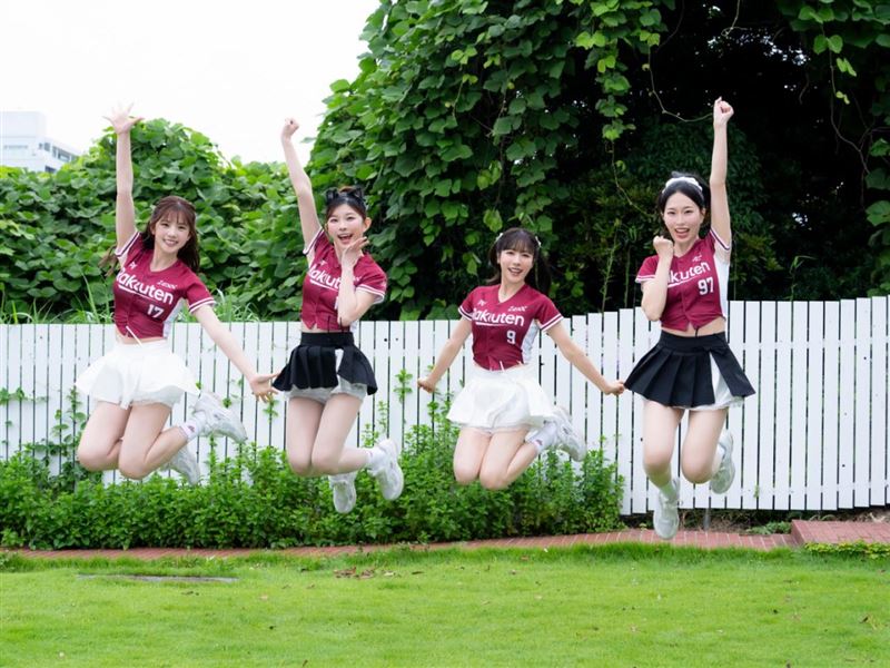 樂天女孩笑笑(左起)、穎樂、KAHO和溫妮前往日本拍攝寫真(圖/樂天桃猿提供)