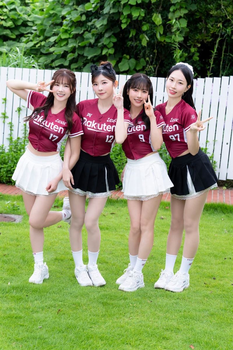 樂天女孩笑笑(左起)、穎樂、KAHO和溫妮進軍日本!絕美電子寫真樂登場(圖/樂天桃猿提供)